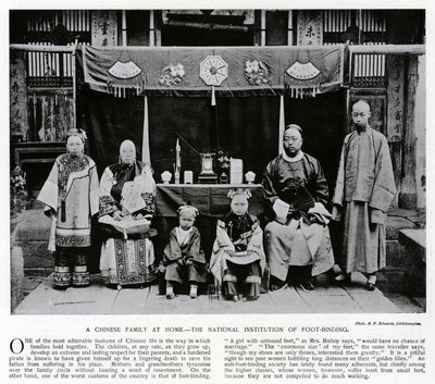 En kinesisk familie hjemme, National Institution of Foot-Binding (s/hvitt-bilde) av European Photographer