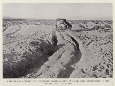 En bil prøver å trenge gjennom Death Valley, og kommer i vanskeligheter på det varmeste stedet på jorden (s/hvitt-bilde) av European Photographer