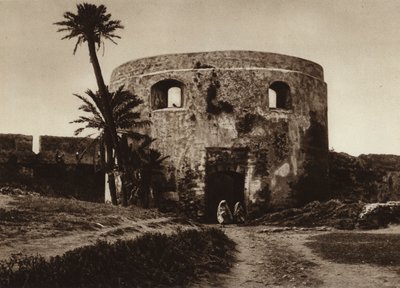 Arzila, Gateway i bymuren (s/hvitt bilde) av European Photographer