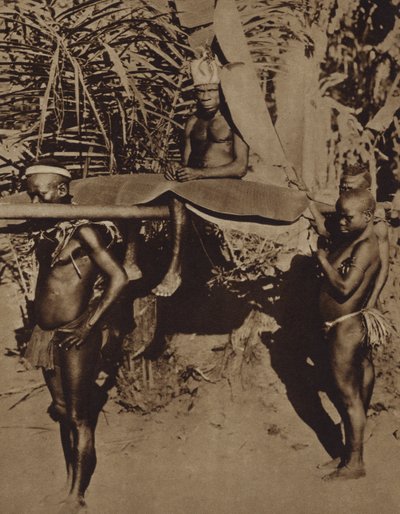 Sjef for en afrikansk pygmé-stamme som bæres på et kull (s/hvitt-bilde) av European Photographer