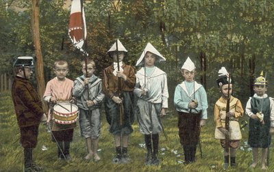 Gruppe med gutter som leker soldater (bilde) av European Photographer