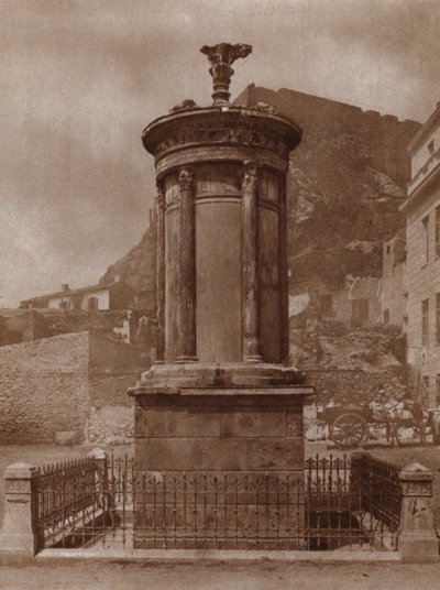 Monument til Dionysos, vinens gud, reist i Athen i 335-34 f.Kr. av Lysicrates for å feire lagets seier i teatralske konkurranser (s/hv-bilde) av European Photographer