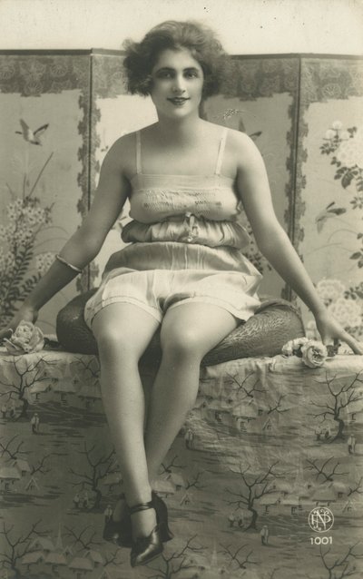 Portrett av en sittende kvinne i undertøyet (s/hv-bilde) av European Photographer