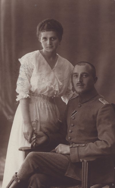 Portrett av en soldat og hans kone (s/hv-bilde) av European Photographer