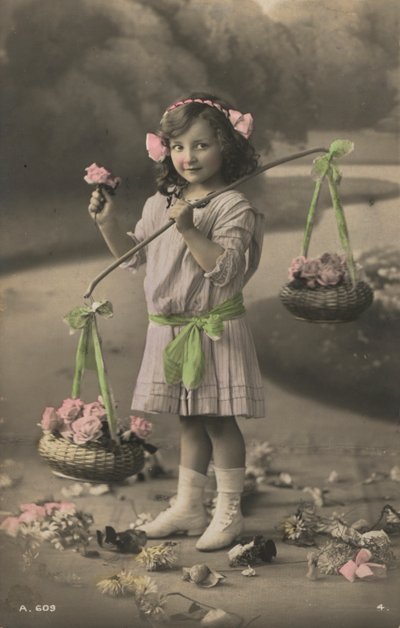 Portrett av en ung jente som bærer kurver med blomster (bilde) av European Photographer