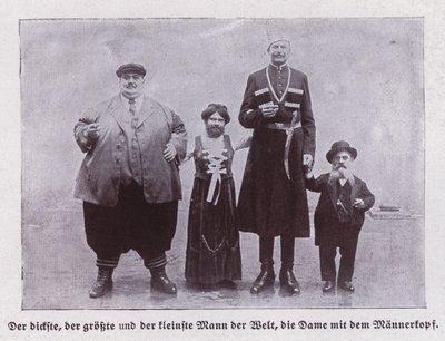 De feteste, høyeste og korteste mennene i verden, og en skjeggete dame (s/hv-bilde) av European Photographer