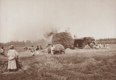 Tresking av hvete på Alfold, slettene i Ungarn (s/hvitt-bilde) av European Photographer