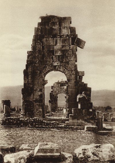 Volubills, ruinene av Hadrians tempel (s/hv-bilde) av European Photographer