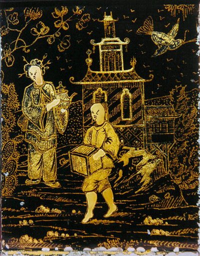 Tea Caddy på kinesisk måte som viser en portør og en dame som bærer en tekanne (metall) av European School