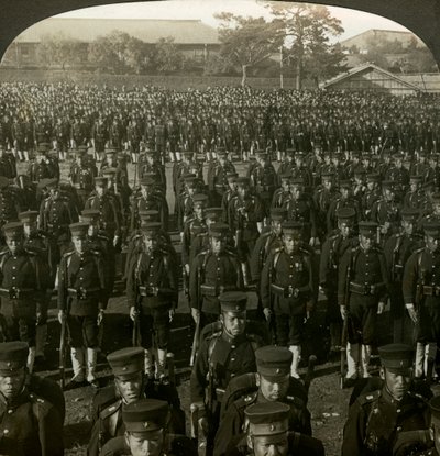 Japansk infanteri ved Emperors bursdagsrevy, Tokyo, Japan. av Excelsior Stereoscopic Tours