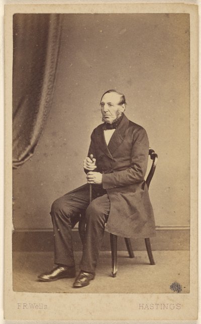 [Uidentifisert eldre mann med skjegg uten bart, sittende] av F.R. Wells