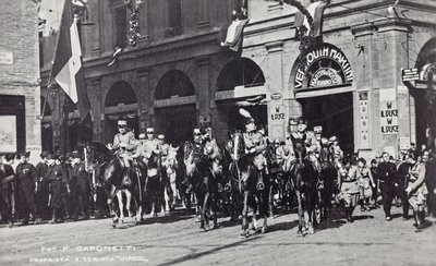 Album "Duce": Benito Mussolini på hesteryggen paraderer gjennom gatene i Ferrara (s/hv-bilde) av F. Caponetti