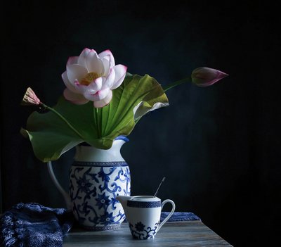 Fredfullt lotusarrangement av Fangping Zhou