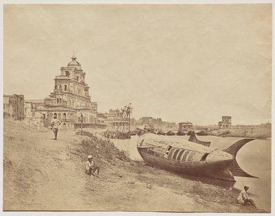Chutter Manzil Palace, med kongens båt i form av en fisk av Felice A. Beato