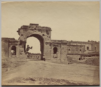 Gateway Leading into the Residency, holdt av kaptein Aitken, 13th Bengal Native Infantry, ofte kalt Bailee Guard Gate av Felice A. Beato