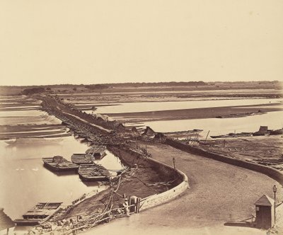 Bridge of Boats over Jumna, hentet fra Lulim Ghur av Felice Beato