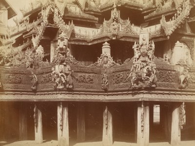 Carving in Balcony, Kyaung på Myingyan av Felice Beato