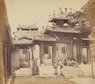 Inngang til Five Genii Temple, Canton, april 1860 av Felice Beato
