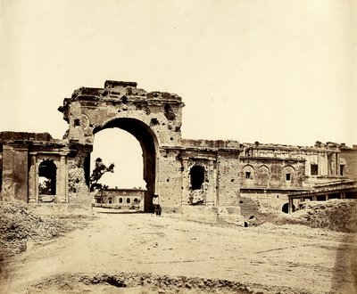 Port som fører inn til Residency, Lucknow, 1858 av Felice Beato