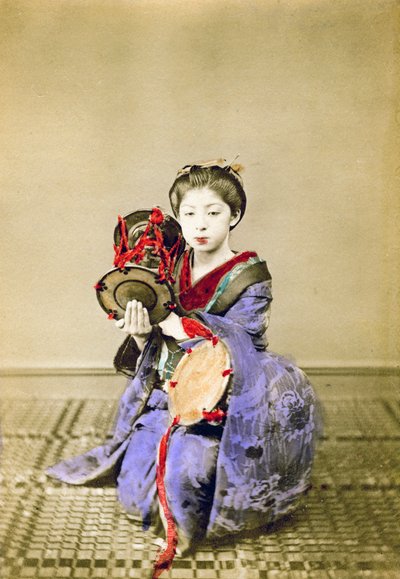 Geisha som spiller tsuzumi, Japan, 1882 av Felice Beato