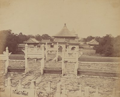 Interiør og buer i Himmelens tempel der keiseren ofrer en gang i året, i den kinesiske byen Pekin, oktober 1860 av Felice Beato