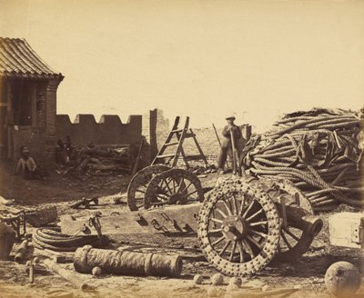 Interiør av Pehtang viser magasinet og trepistolen, 1. august 1860 av Felice Beato