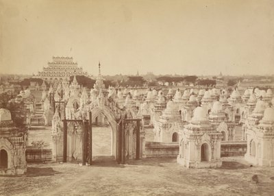 450 -pagoden fra Central Pagoda - Mandalay av Felice Beato