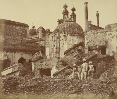 Gruven i Chattar Manzil eksploderte av fienden ved det første angrepet til general Henry Havelock av Felice Beato