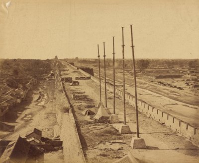Toppen av muren fra Antin-porten tatt i besittelse av britiske og franske tropper, 21. oktober 1860 av Felice Beato