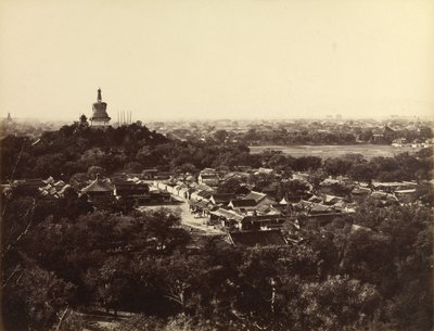 [Utsikt over hagene og det buddhistiske tempelet i Peking] av Felice Beato