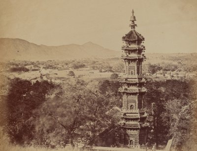 Utsikt over sommerpalasset Yuen Min Yuen, Pekin, viser pagoden før brenningen, oktober 1860 av Felice Beato