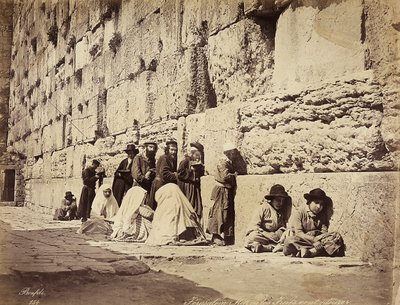 En gruppe israelitter ber ved Klagemuren (eller Vestmuren), Jerusalem av Félix Bonfils