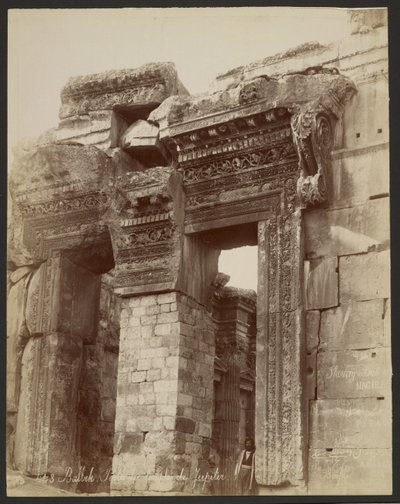 Baalbek, porten til Jupiters tempel av Félix Bonfils