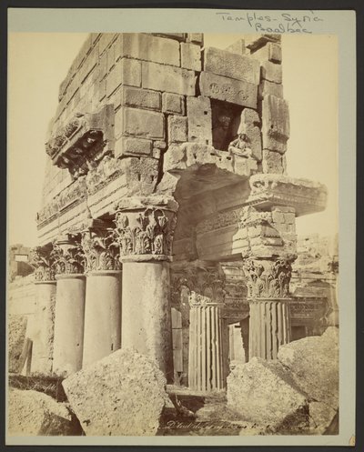 Detalj av kapitélene i pronaoset i Baalbek av Félix Bonfils