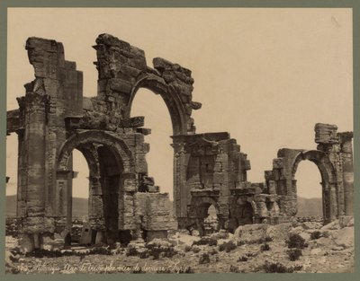 Inngang til The Great Colonnade, Palmyra, ca. 1875 (albumtrykk) av Félix Bonfils