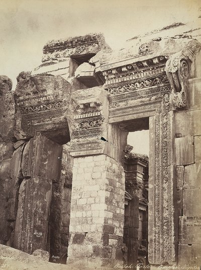 Inngang til Jupiter-tempelet eller Solens tempel, i den arkeologiske sonen Heliopolis eller Baalbek, gammel syrisk by, nå Libanon av Félix Bonfils