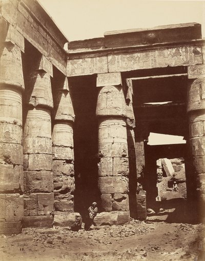 Interiør av den første gårdsplassen i Ramses IIIs tempel i Karnak [Theben] av Félix Bonfils
