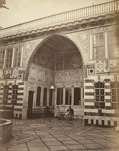 Interiør i et jødisk hus i Stambouli, Syria. To kvinner vises under en portiko av Félix Bonfils