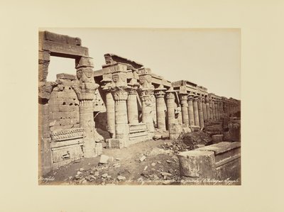 Philae. Isis-kolonnaden, tatt fra obelisken (Egypt) av Félix Bonfils