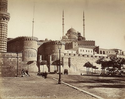 Bab el-Azab-porten til citadellet, med Moskeen til Muhammad Ali i bakgrunnen, i Kairo, Egypt av Félix Bonfils