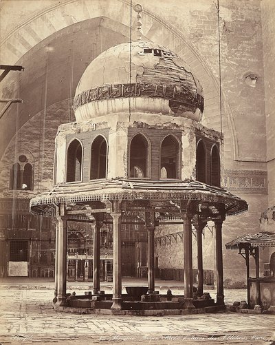 Avvaskingsfontenen, i moskeen til Sultan Hassan, i Kairo, Egypt av Félix Bonfils