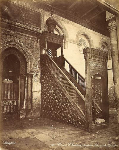 Minbad, antikk trestol, plassert i moskeen i Ibn Tulun i Kairo, Egypt av Félix Bonfils