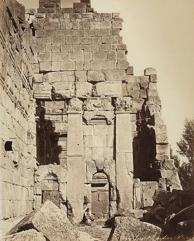 Propylaea av Jupiter-tempelet eller Solens tempel, i den arkeologiske sonen Heliopolis eller Baalbek, gammel syrisk by, nå Libanon av Félix Bonfils