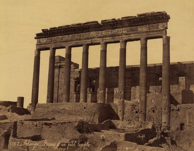 Ubundet søylegang foran et tempel i Palmyra, Syria av Félix Bonfils