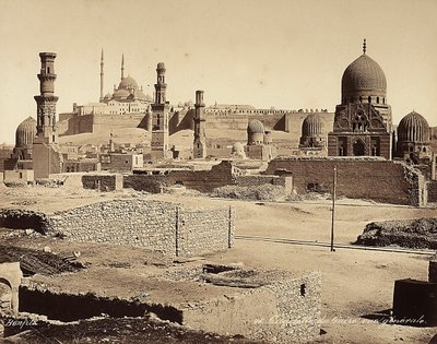 Utsikt over citadellet med mange gamle monumenter og funn, i Kairo, Egypt av Félix Bonfils