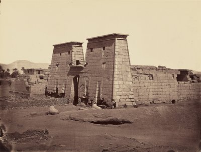 Oversikt over Ramses IIIs tempel, Karnak, Theben av Félix Bonfils