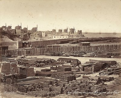 Hage for byggematerialer, vindmøller er i bakgrunnen, i Alexandria, Egypt av Félix Bonfils