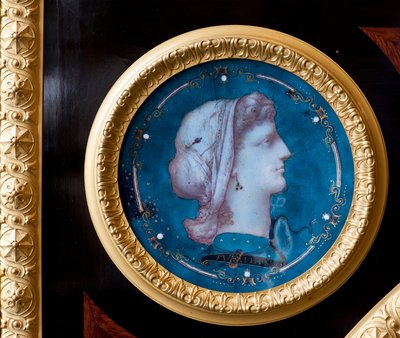 Detalj av et møbel dekorerer våpenskjoldet til Brignole Sale-familien av ebenisten Guillaume Grohe (1808-1885) etter en tegning av Felix Duban (1798-1870). Leilighetene til Maria Brignole Sale De Ferrari, hertuginne av Galliera (1811-1888), furn av Felix Louis Jacques Duban