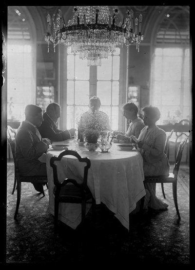 Familie Mautner ved spising av Ferdinand Schmutzer