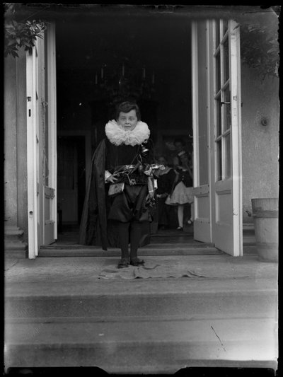 Bilde av Johannes Sordidness (1913–1958) som barn i kostyme av Ferdinand Schmutzer